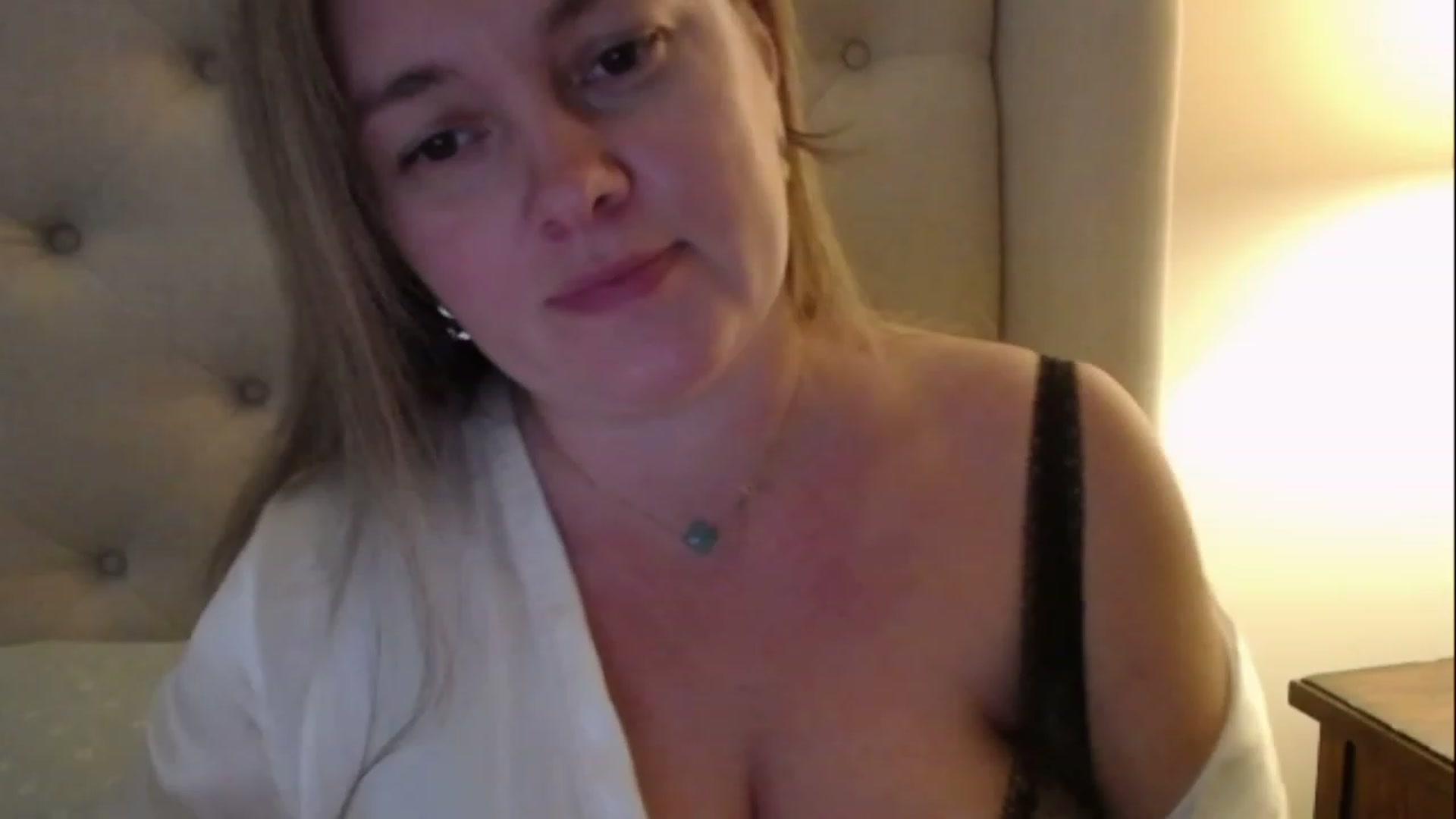 J0llye video thumbnail