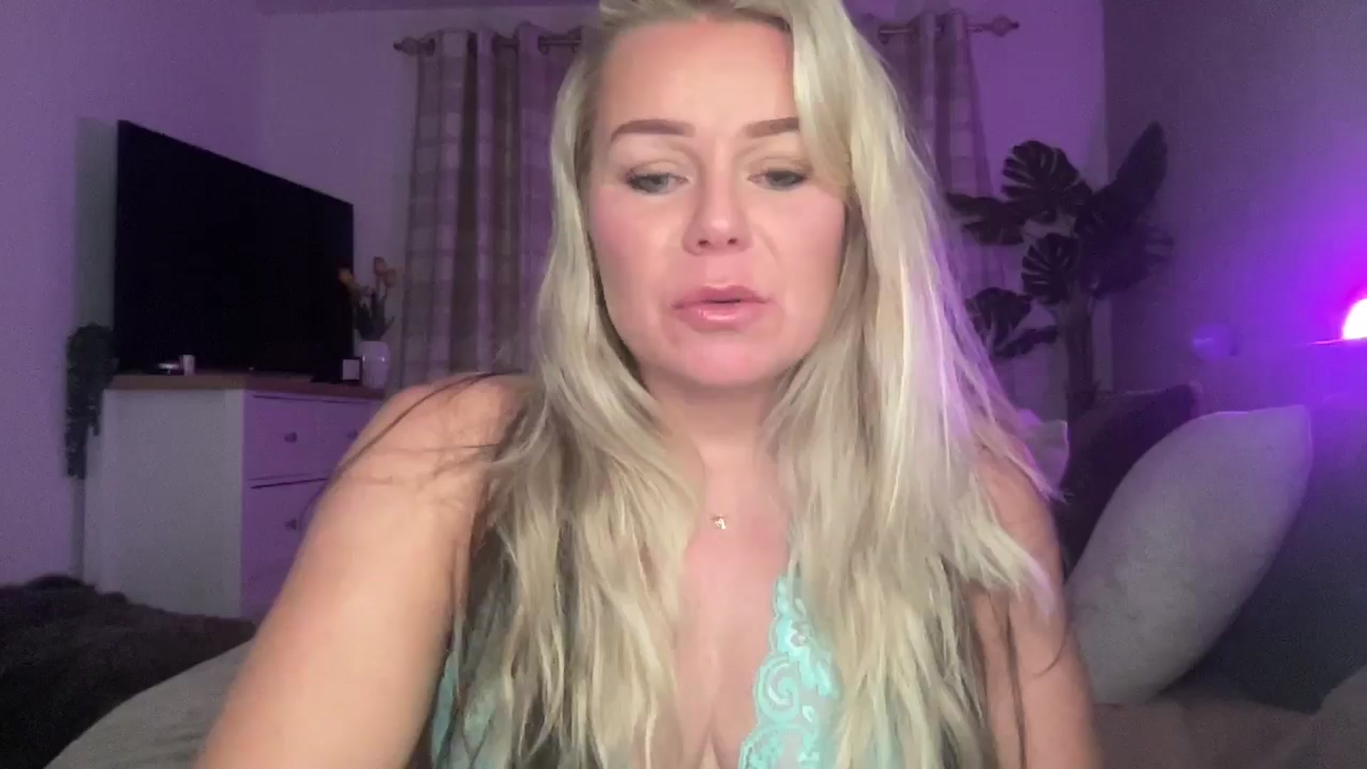 Little_L video thumbnail
