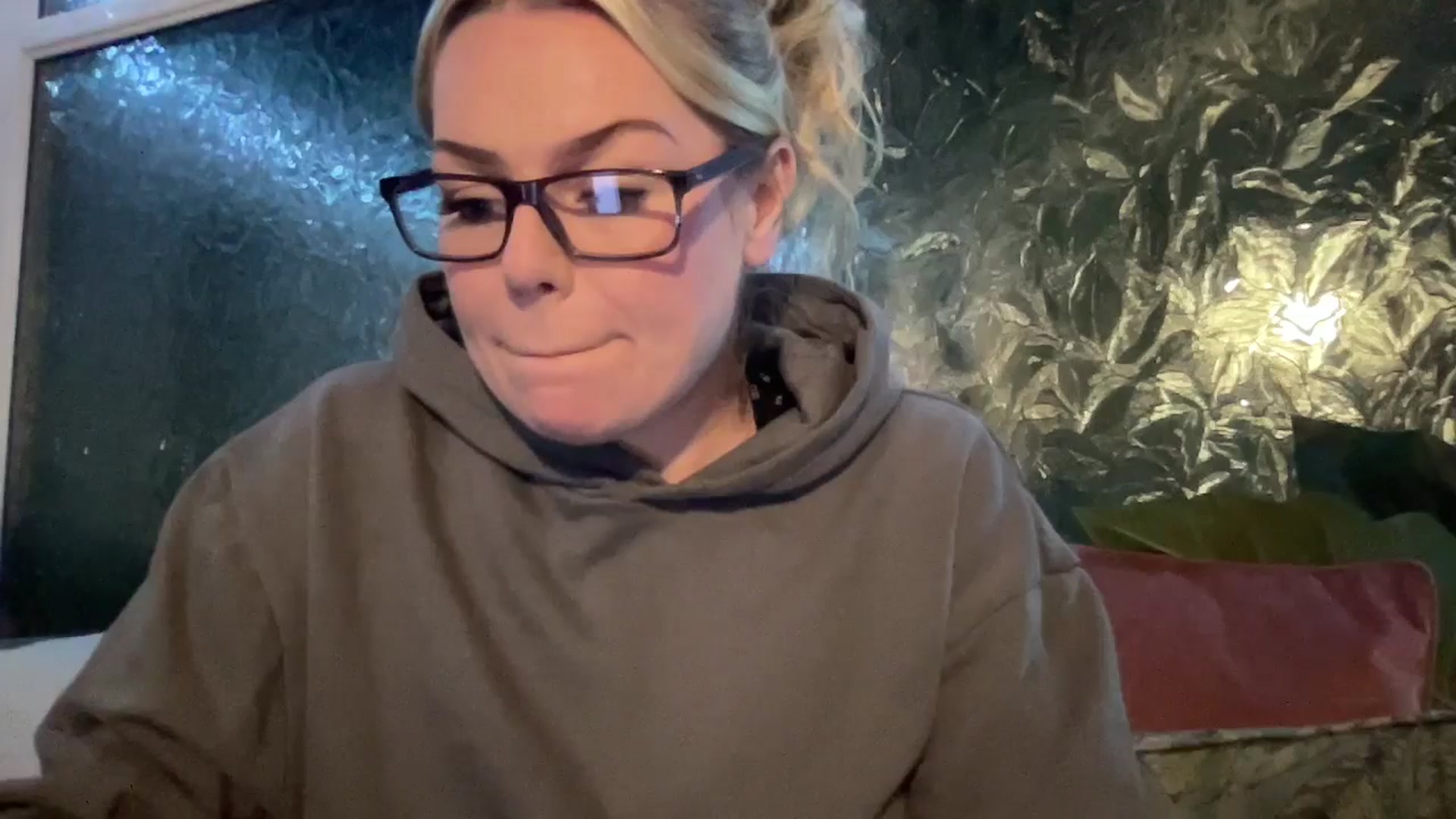 LarasDen video thumbnail
