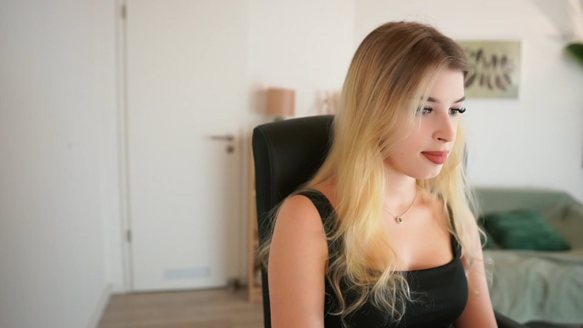 Peachyliana video thumbnail