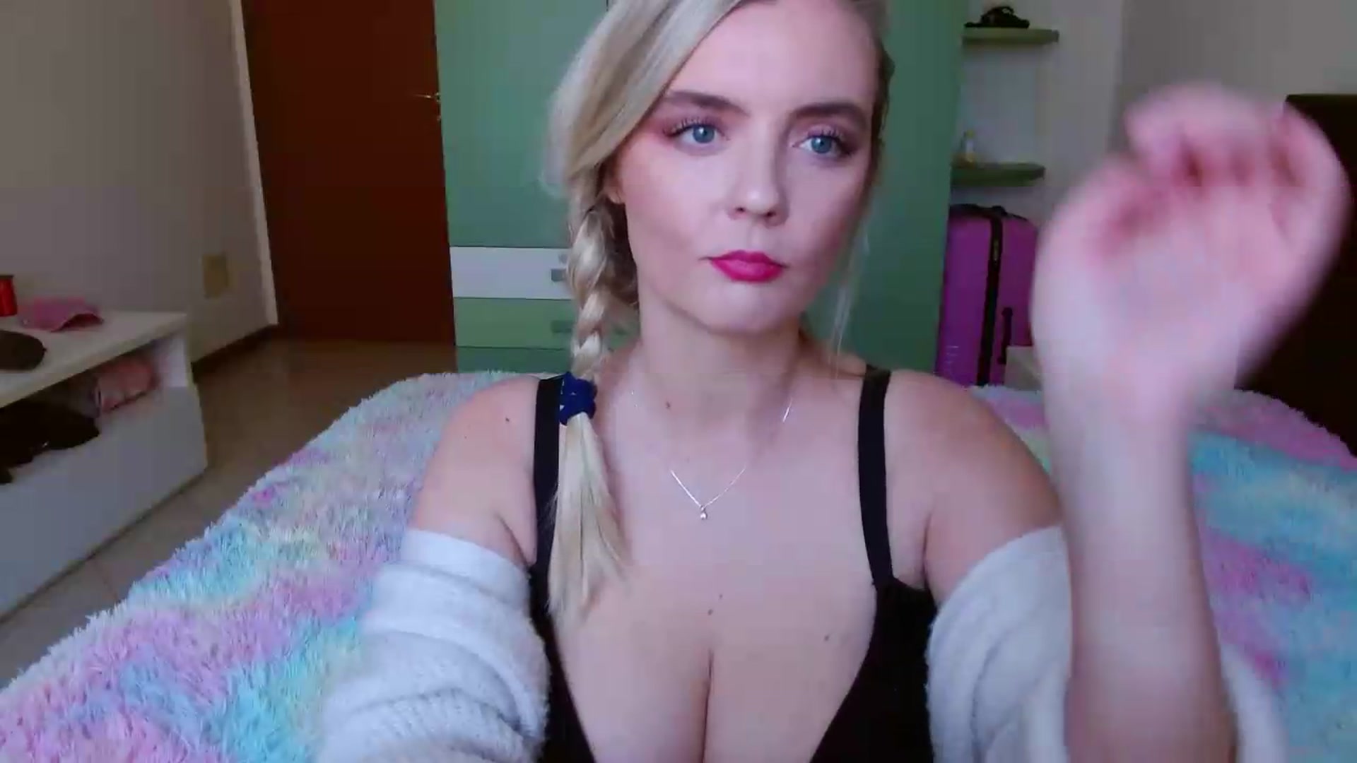 MissAura video thumbnail