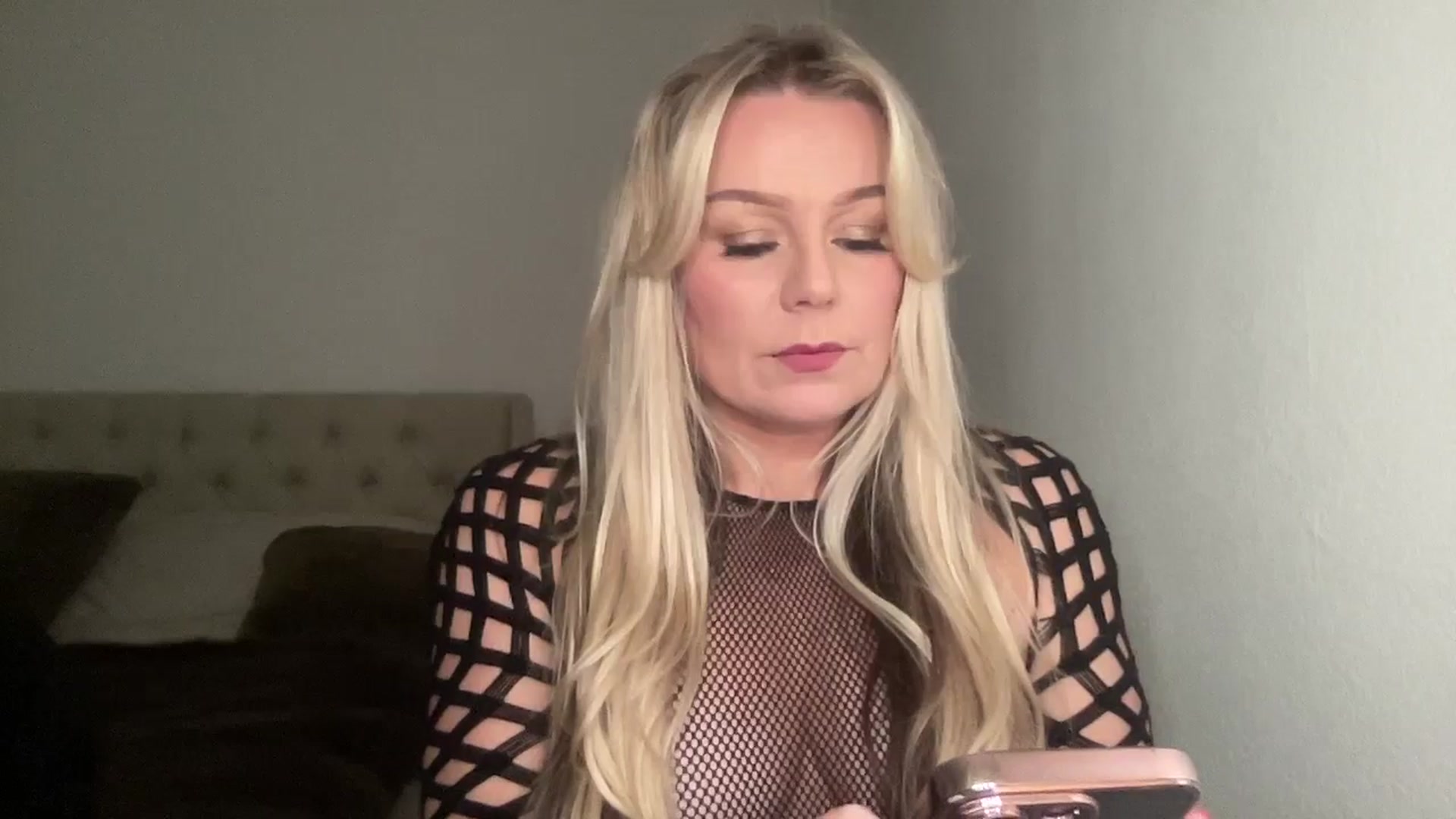 LarasDen video thumbnail