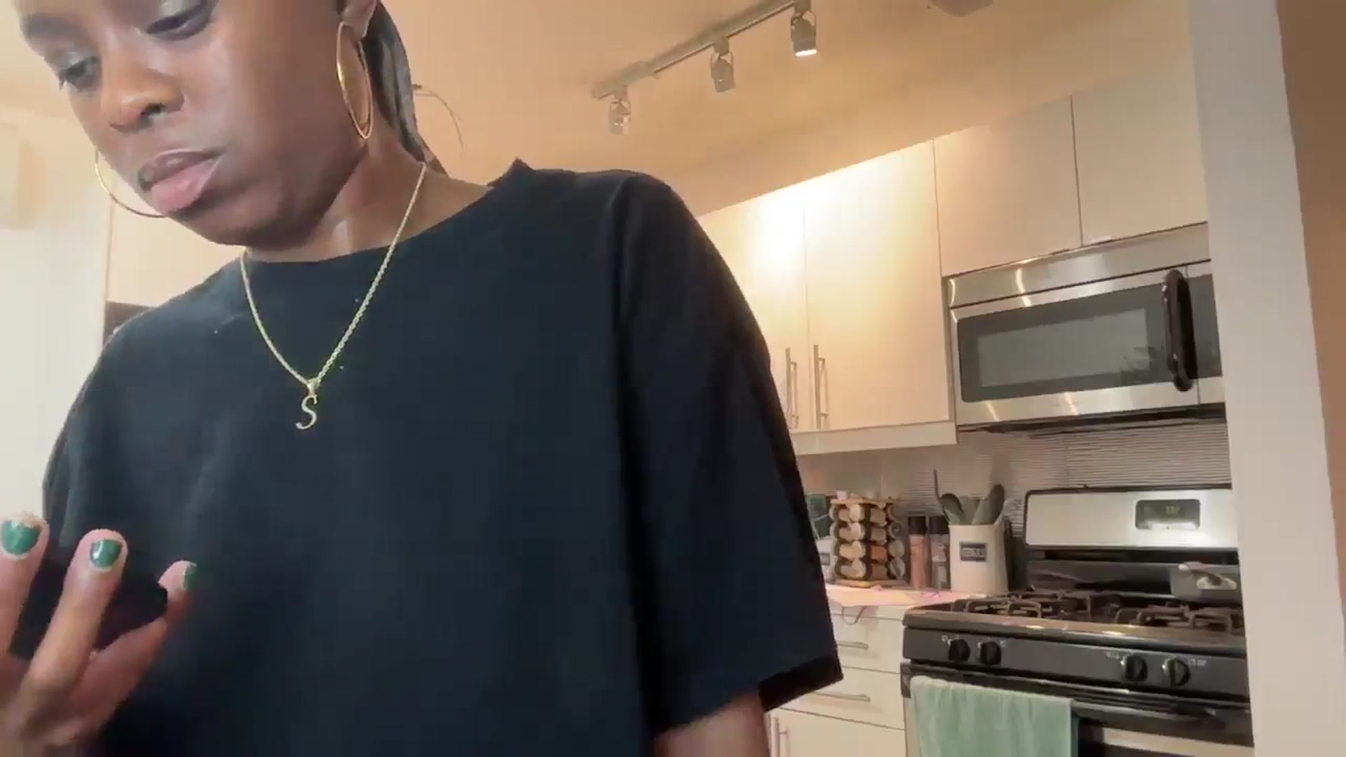 QueenSimone video thumbnail