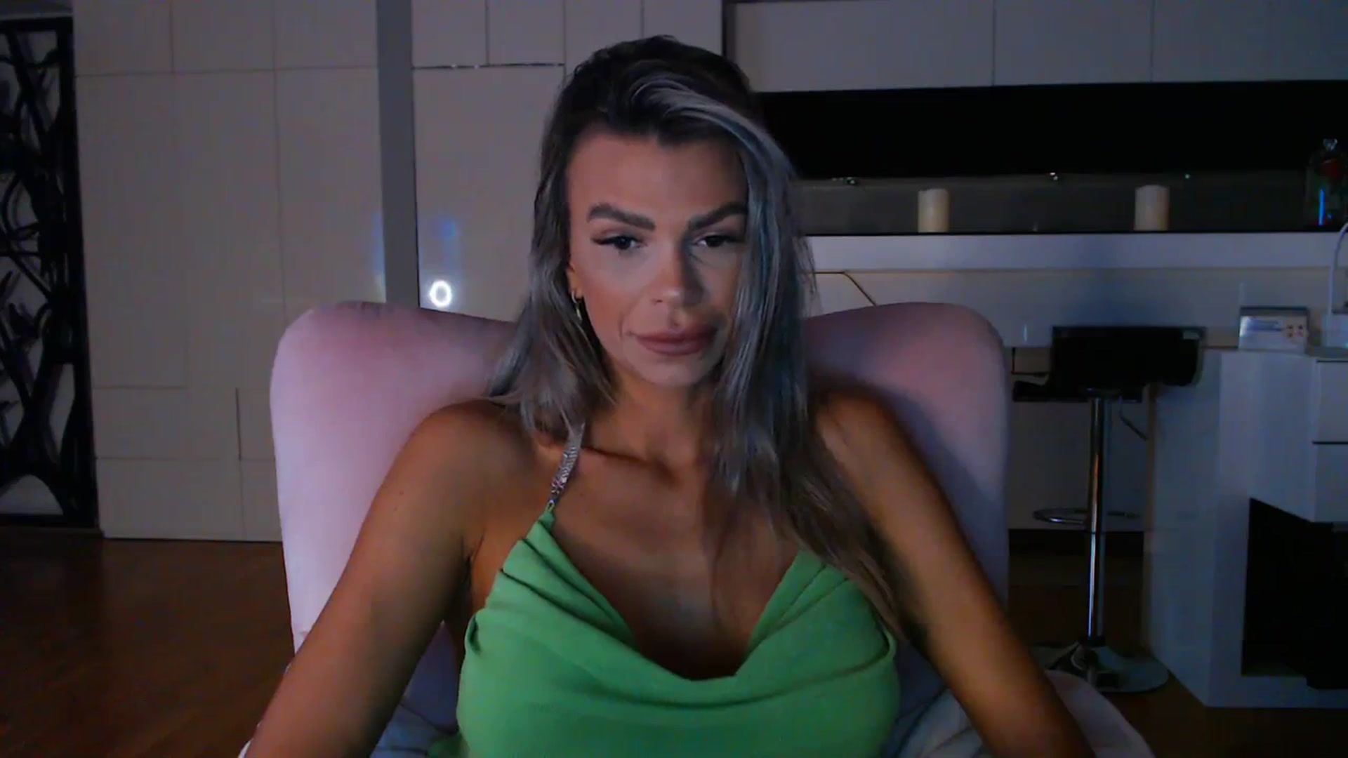 D_y_y video thumbnail