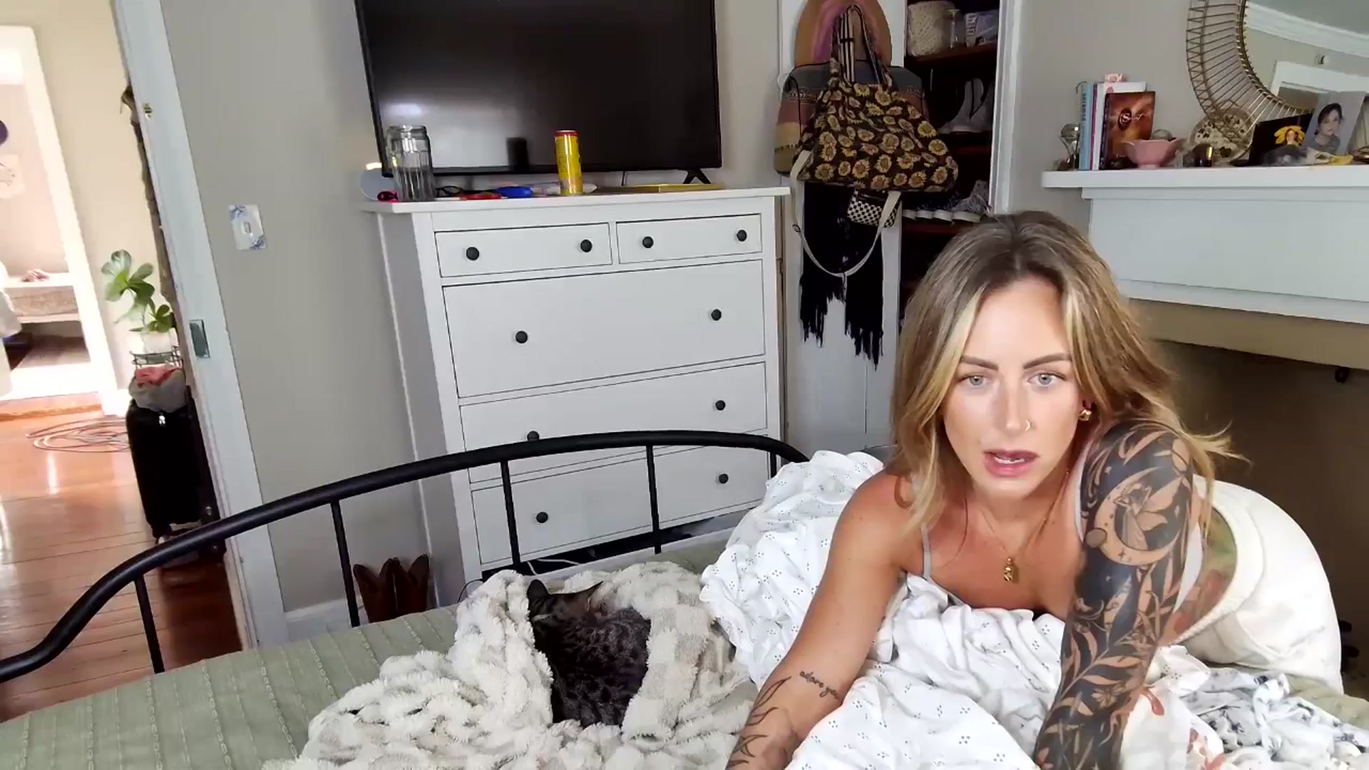 Lena_bee video thumbnail