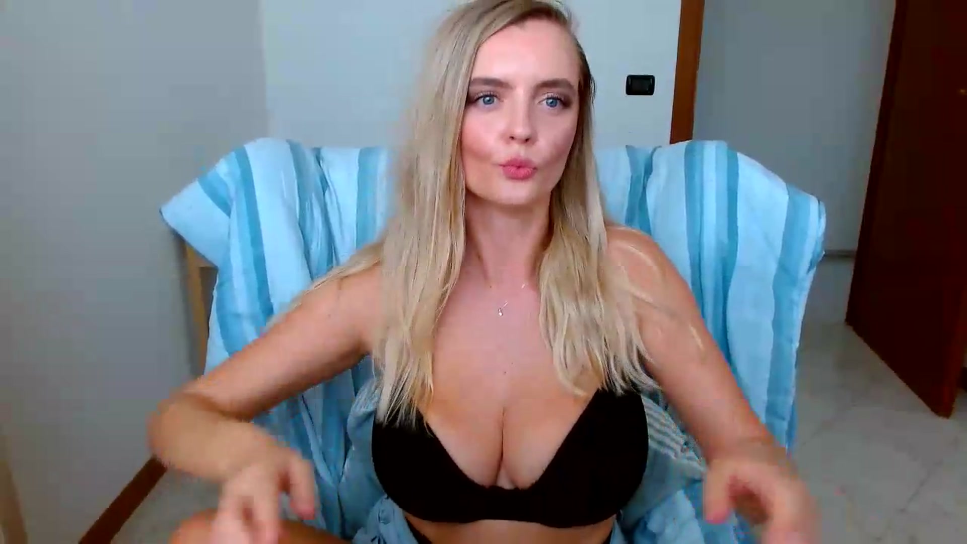 MissAura video thumbnail