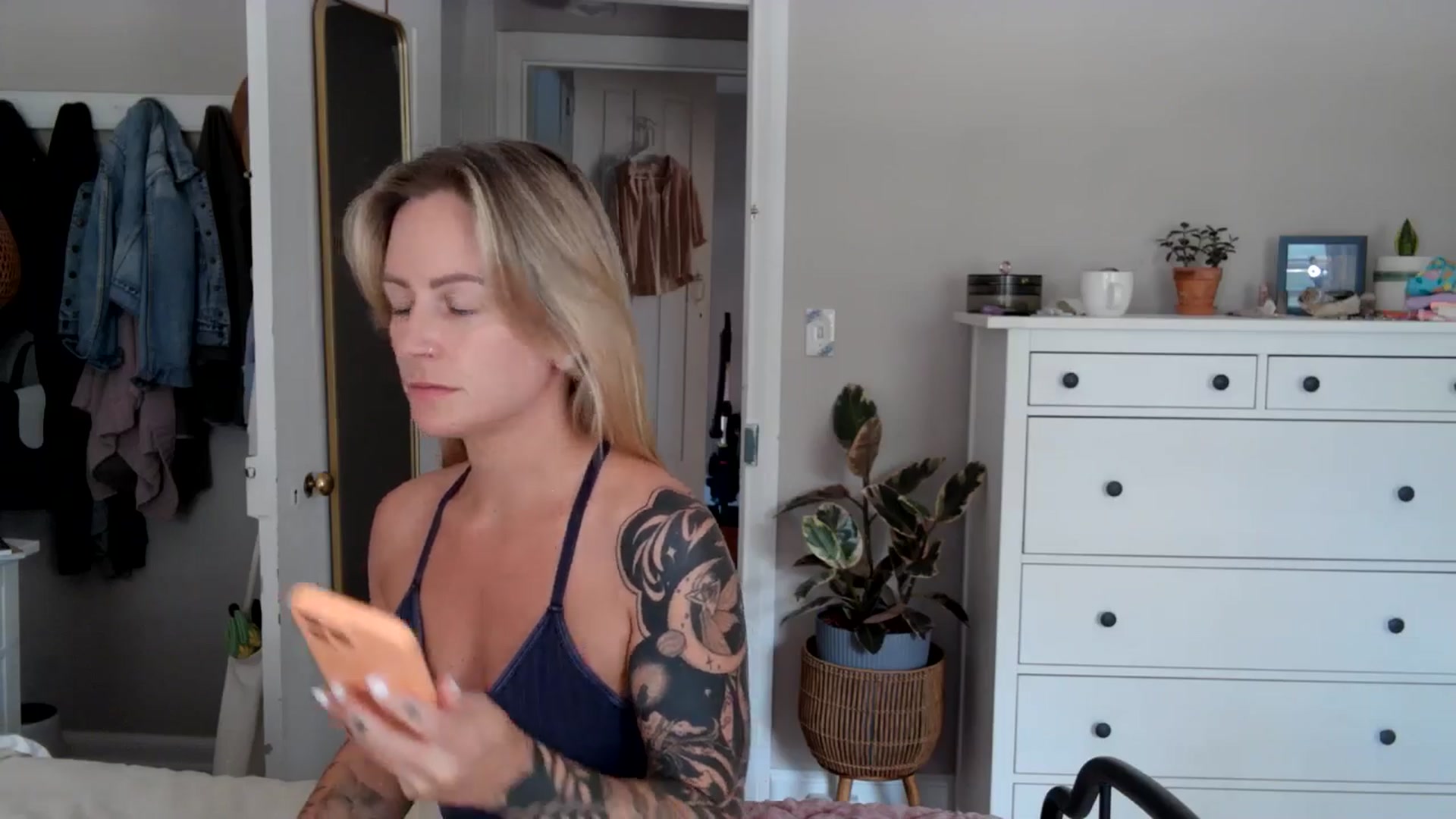 Lena_bee video thumbnail