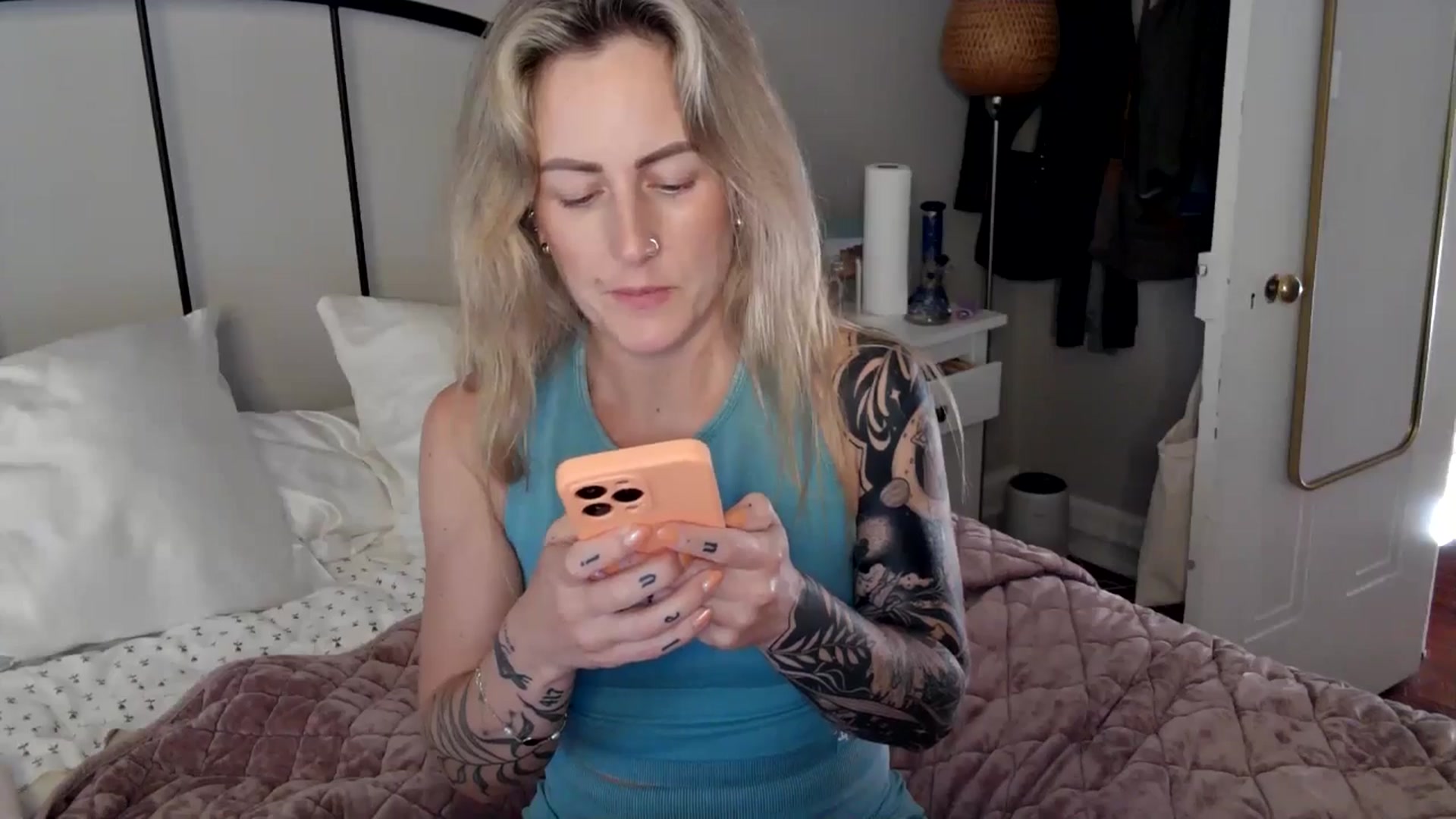 Lena_bee video thumbnail