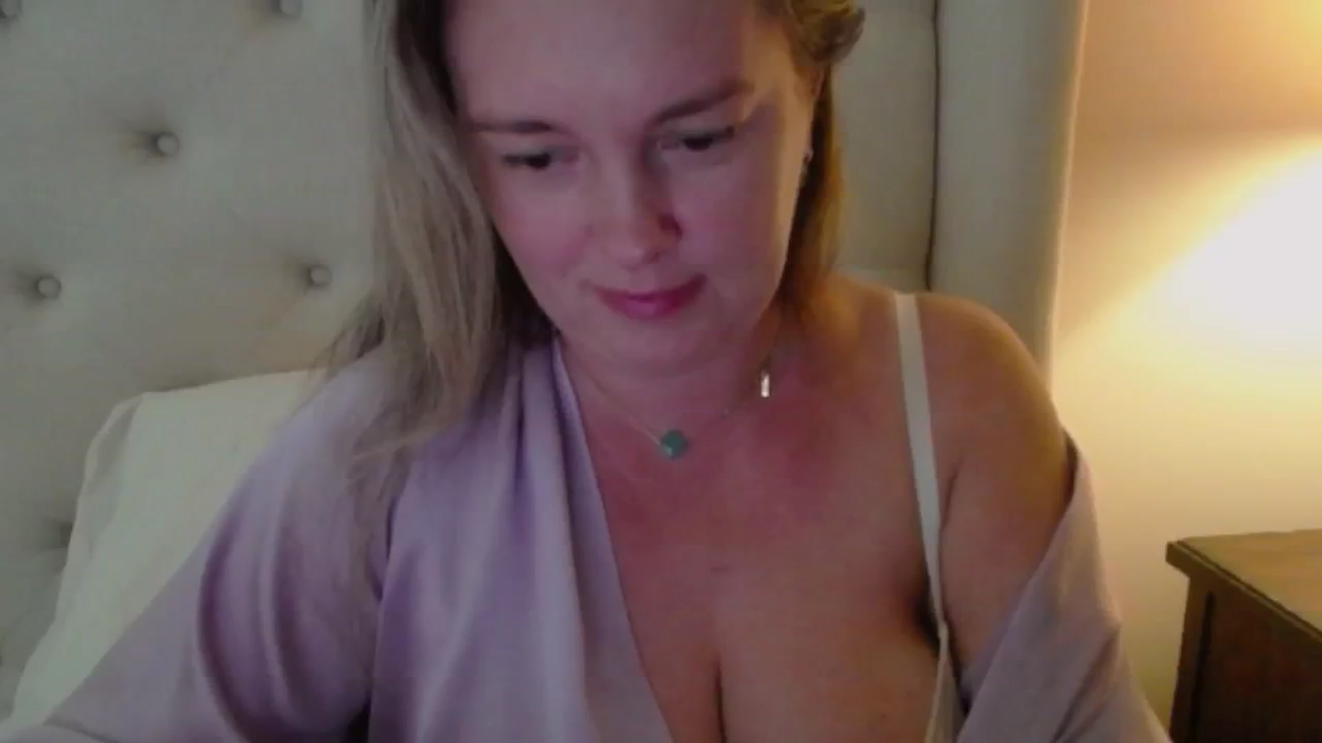 J0llye video thumbnail