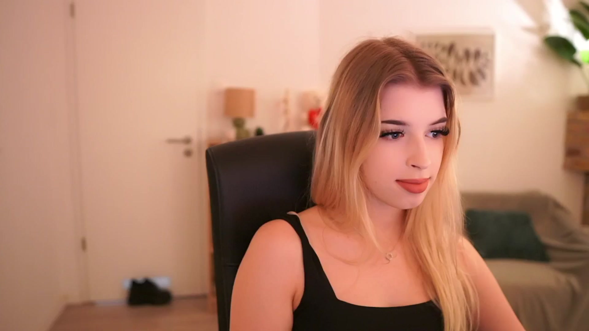 Peachyliana video thumbnail