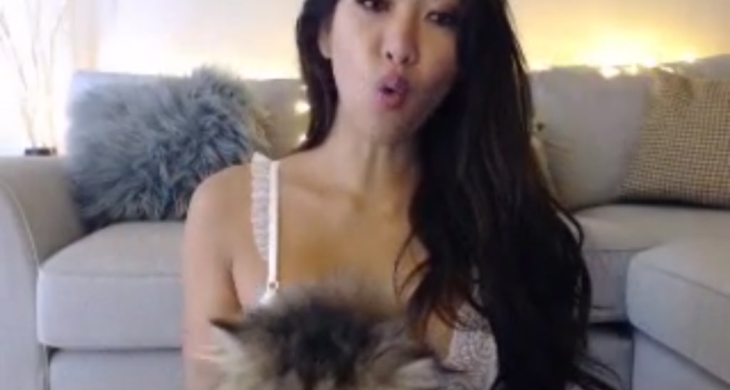 MissReinaT video thumbnail