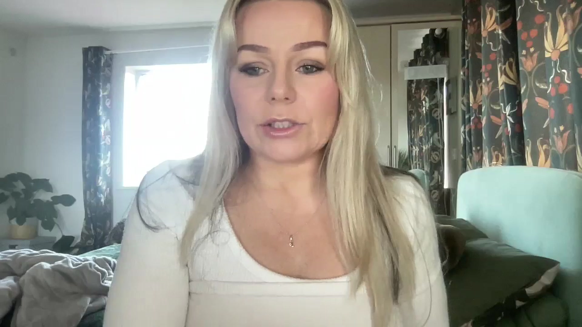 Little_L video thumbnail