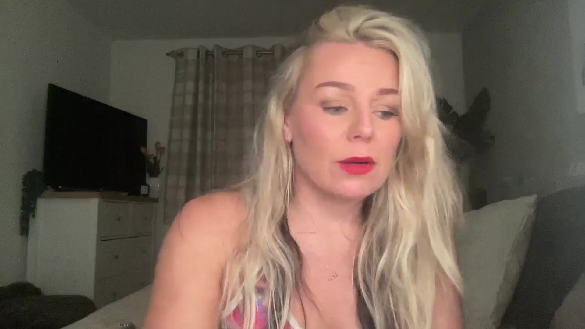 Little_L video thumbnail