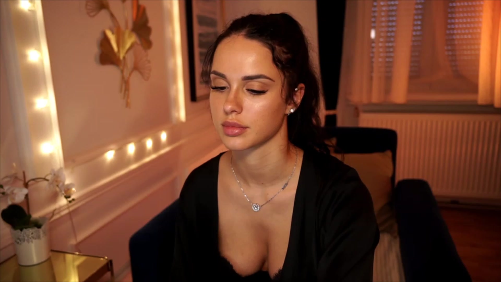 cinnabellee video thumbnail
