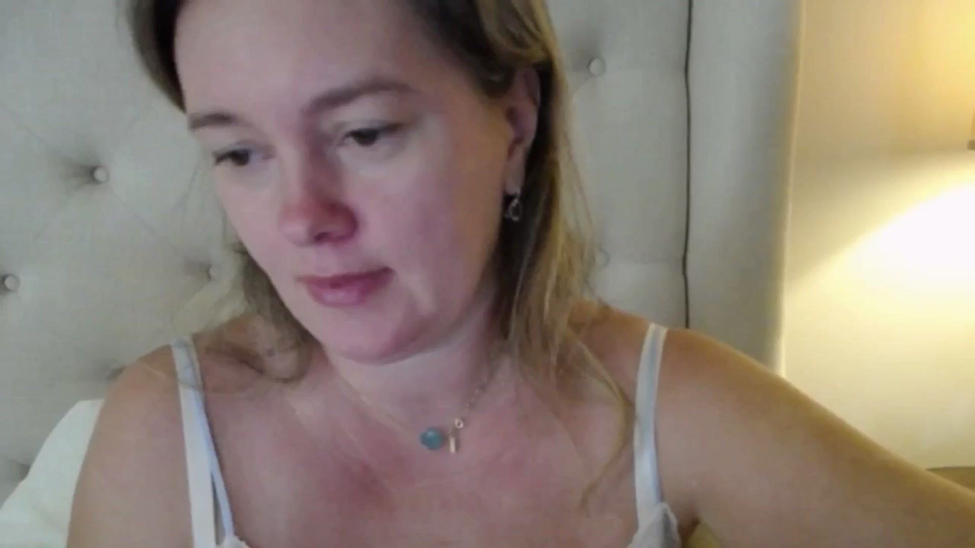 J0llye video thumbnail