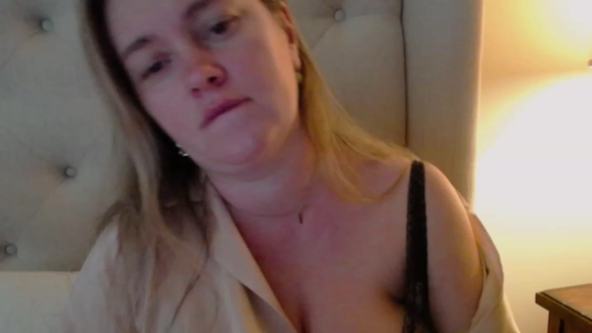 J0llye video thumbnail