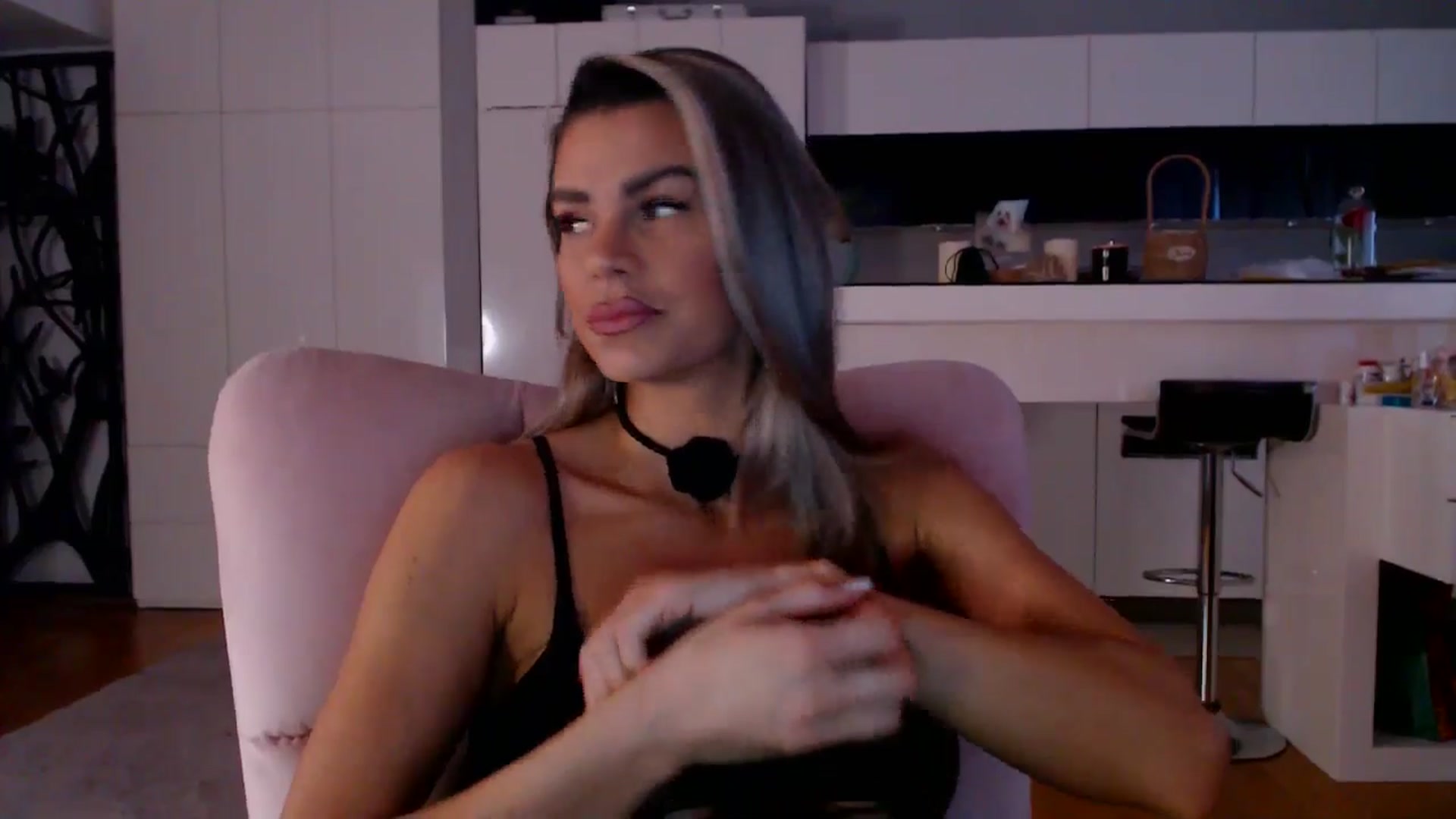 D_y_y video thumbnail