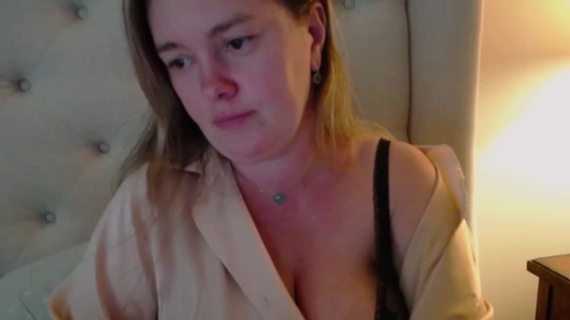 J0llye video thumbnail