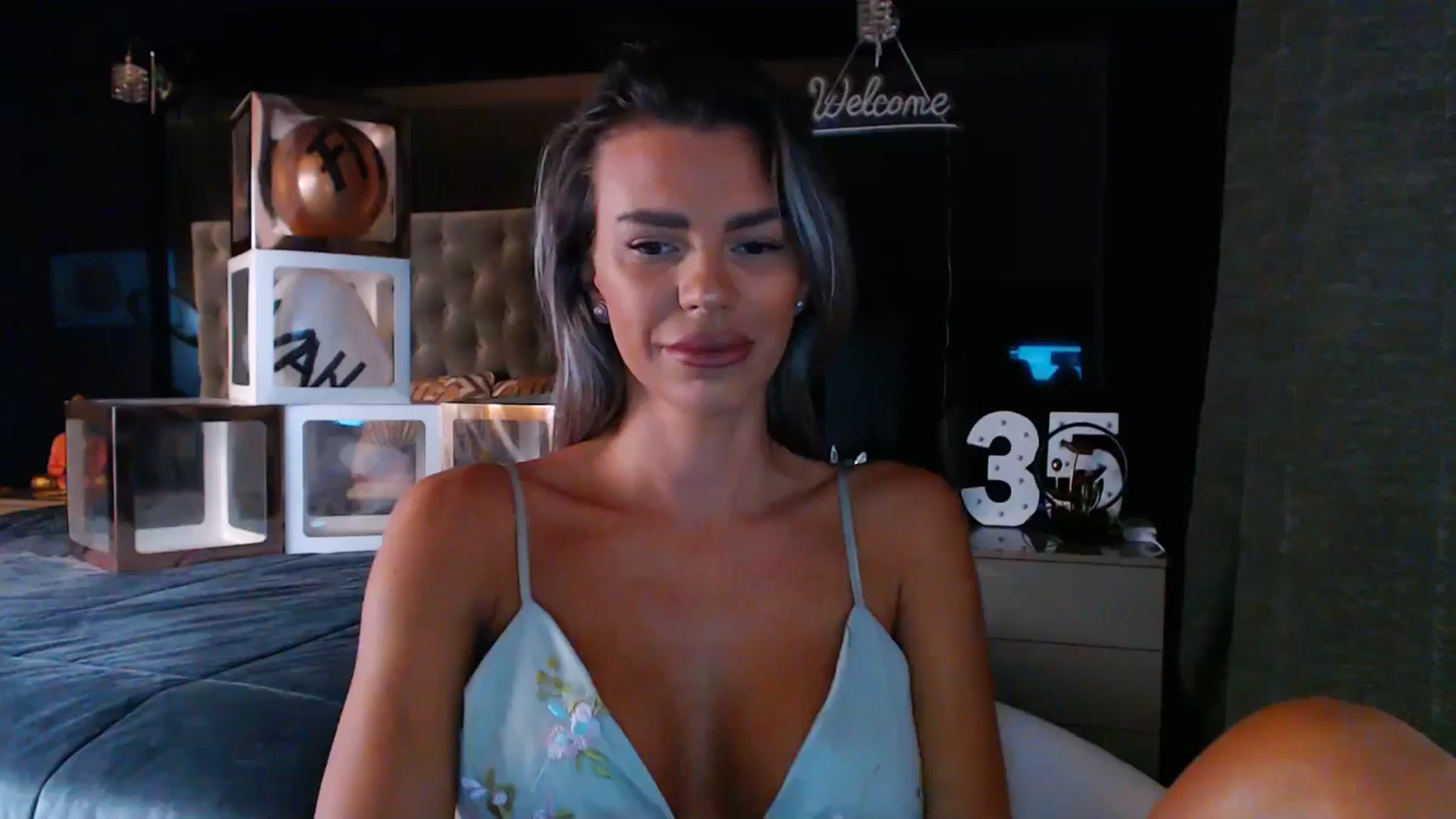 D_y_y video thumbnail