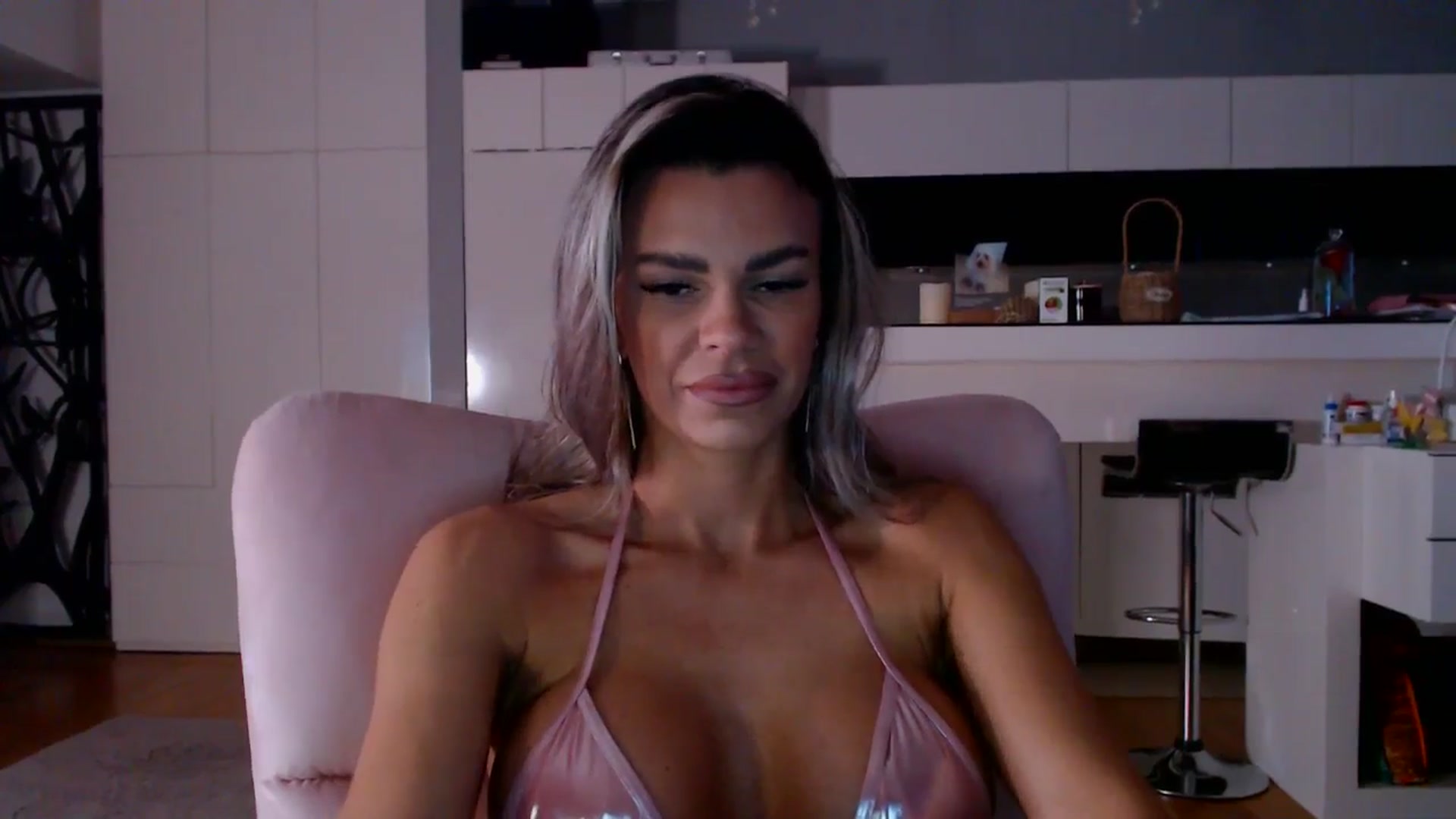 D_y_y video thumbnail