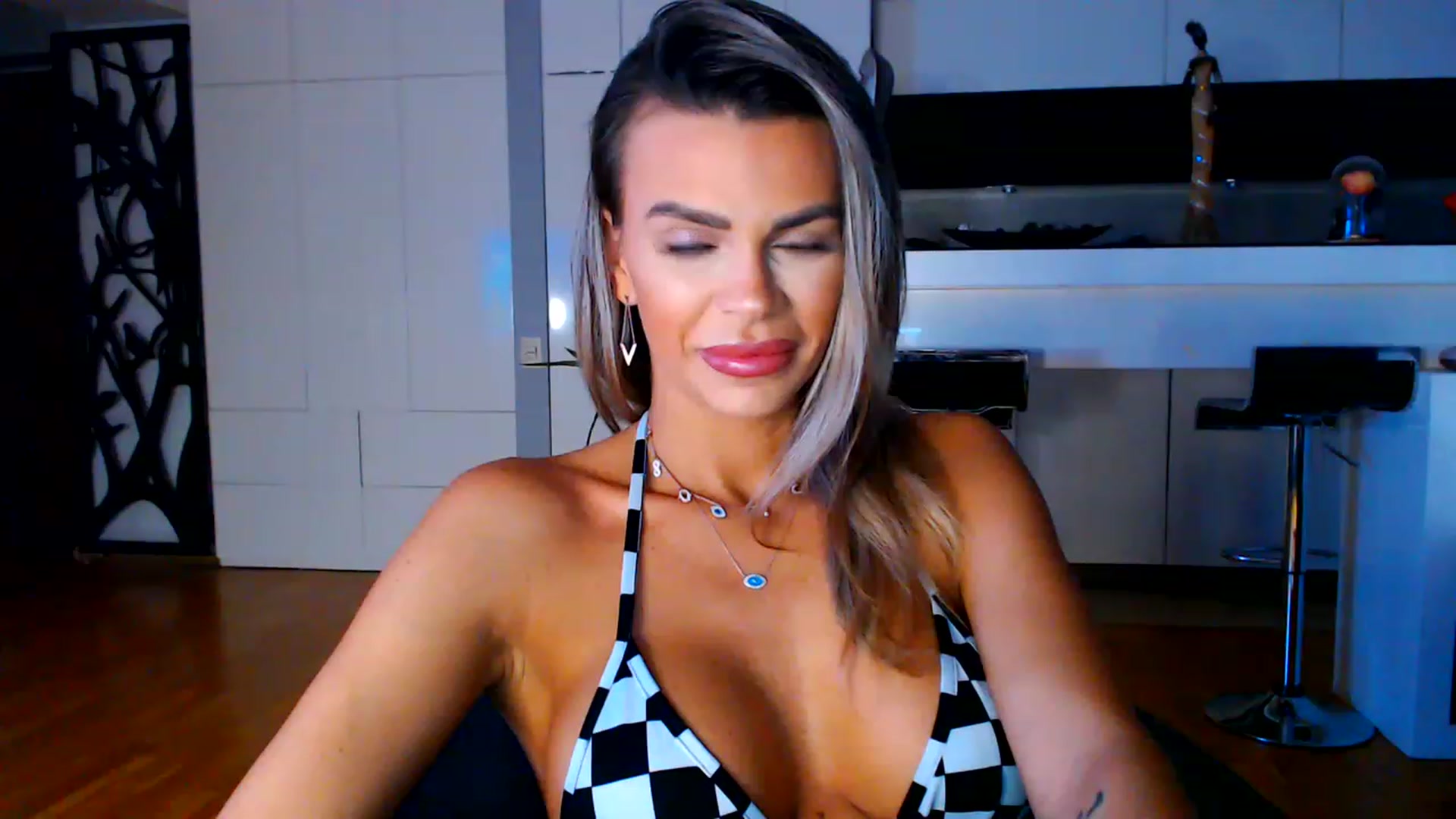 D_y_y video thumbnail