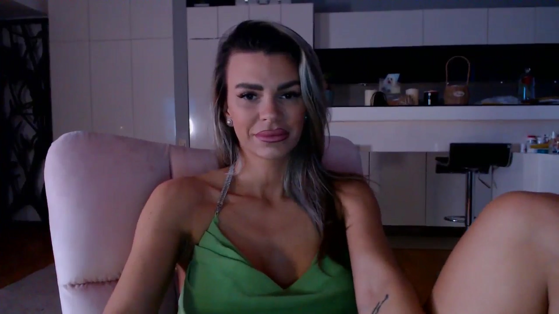 D_y_y video thumbnail