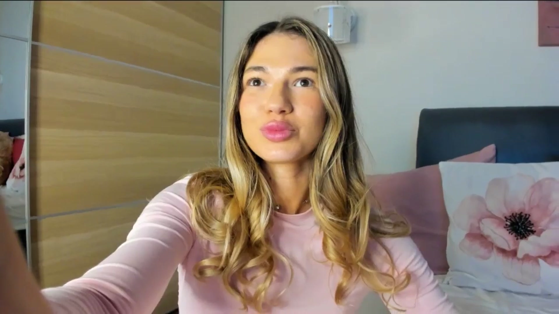 Dariadely video thumbnail
