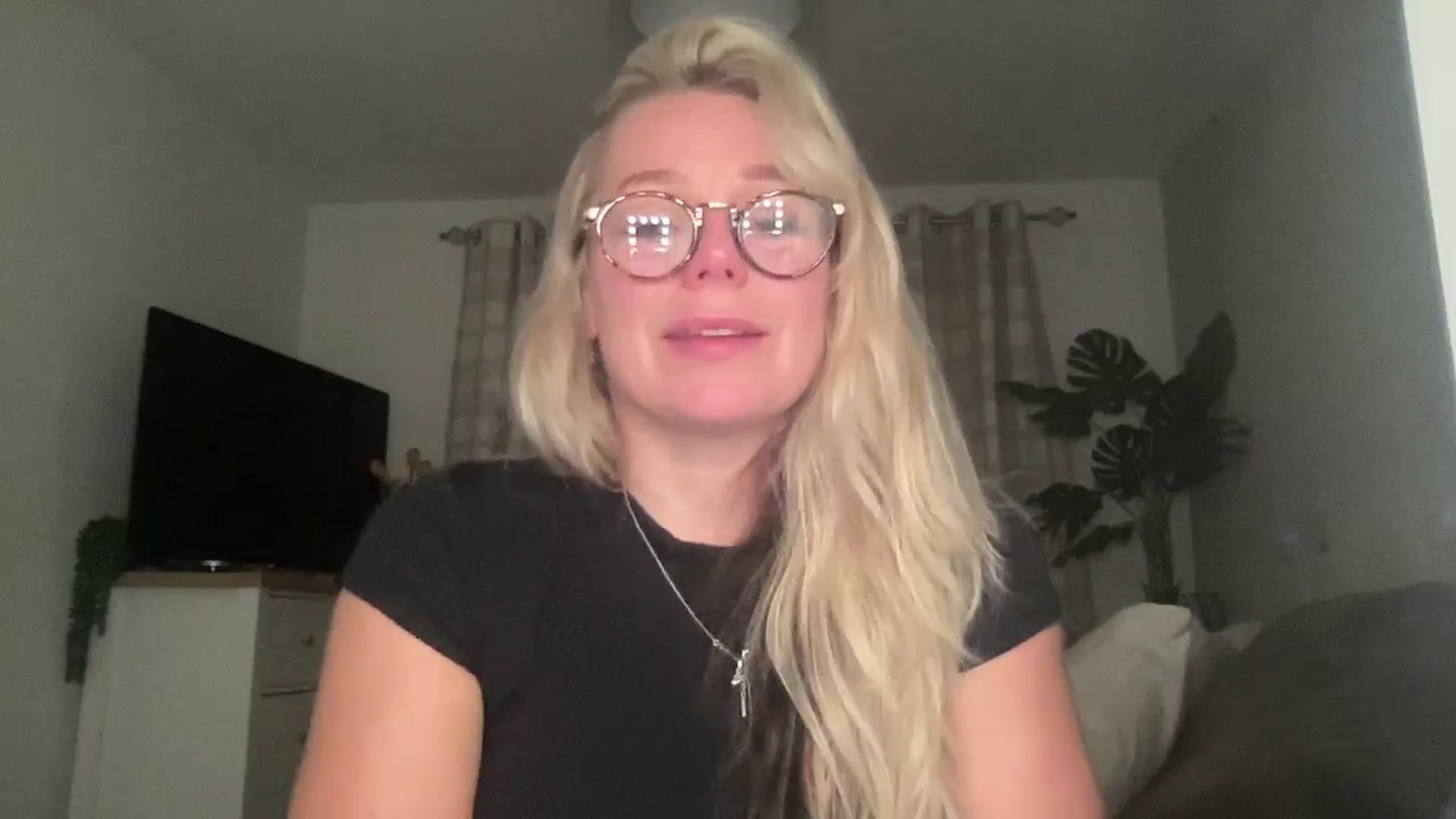 Little_L video thumbnail