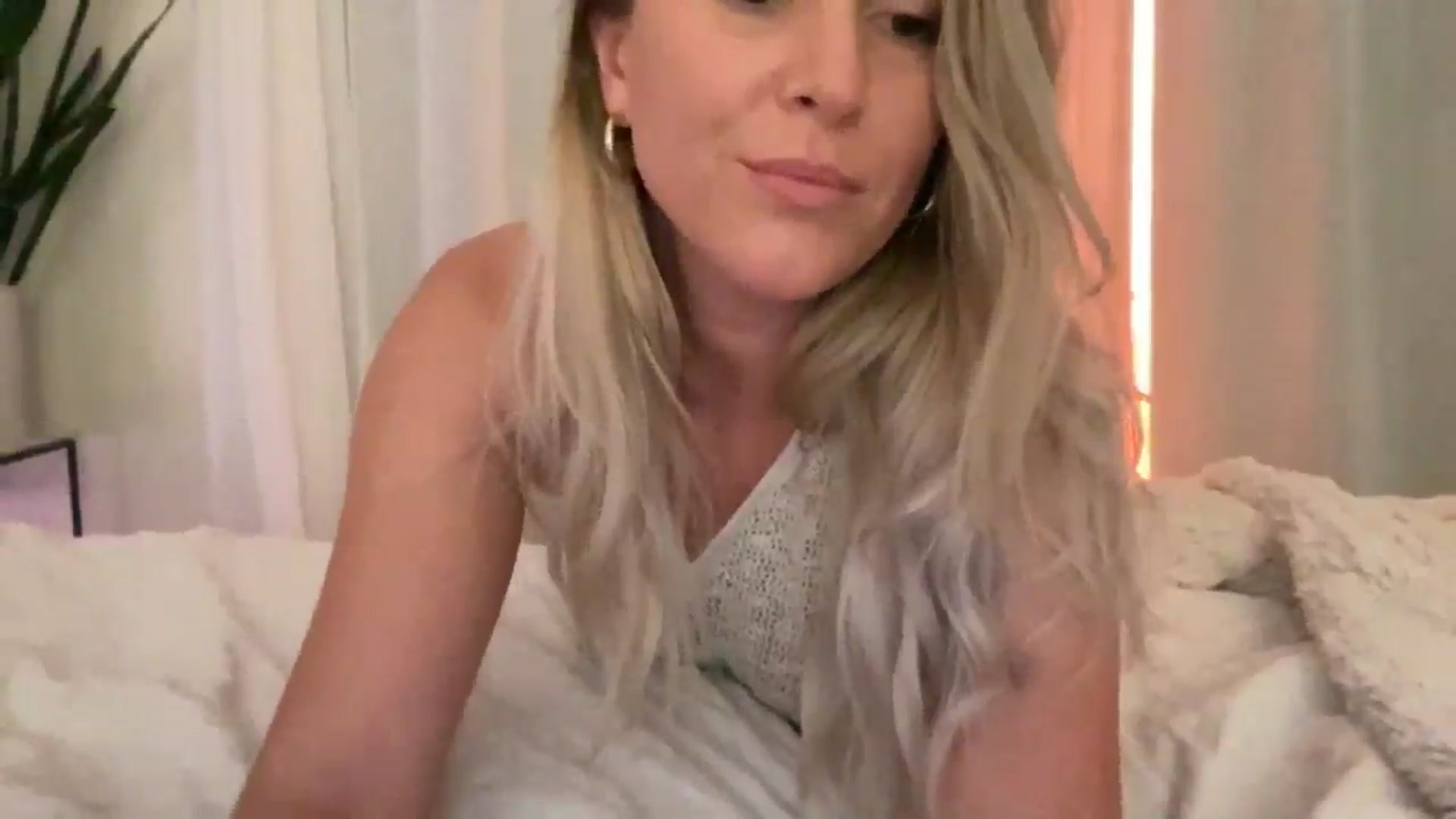 DailyTease video thumbnail