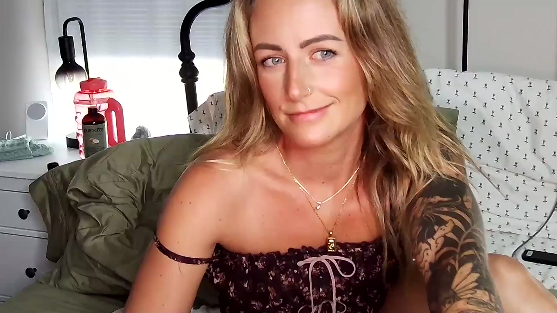 Lena_bee video thumbnail