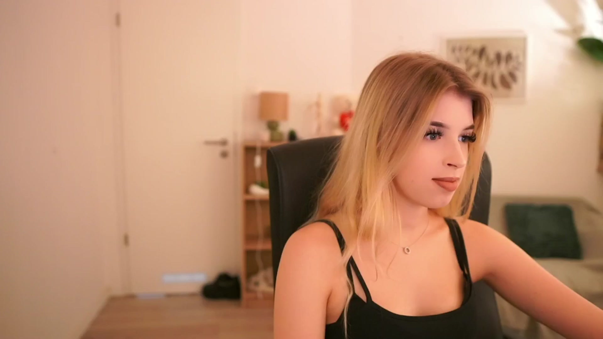Peachyliana video thumbnail