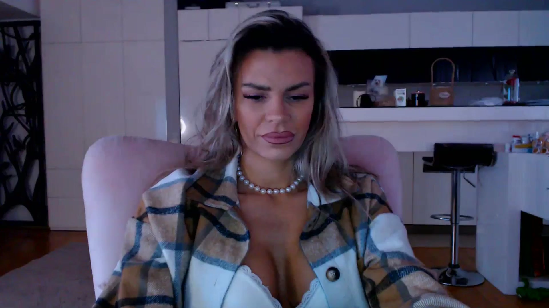D_y_y video thumbnail
