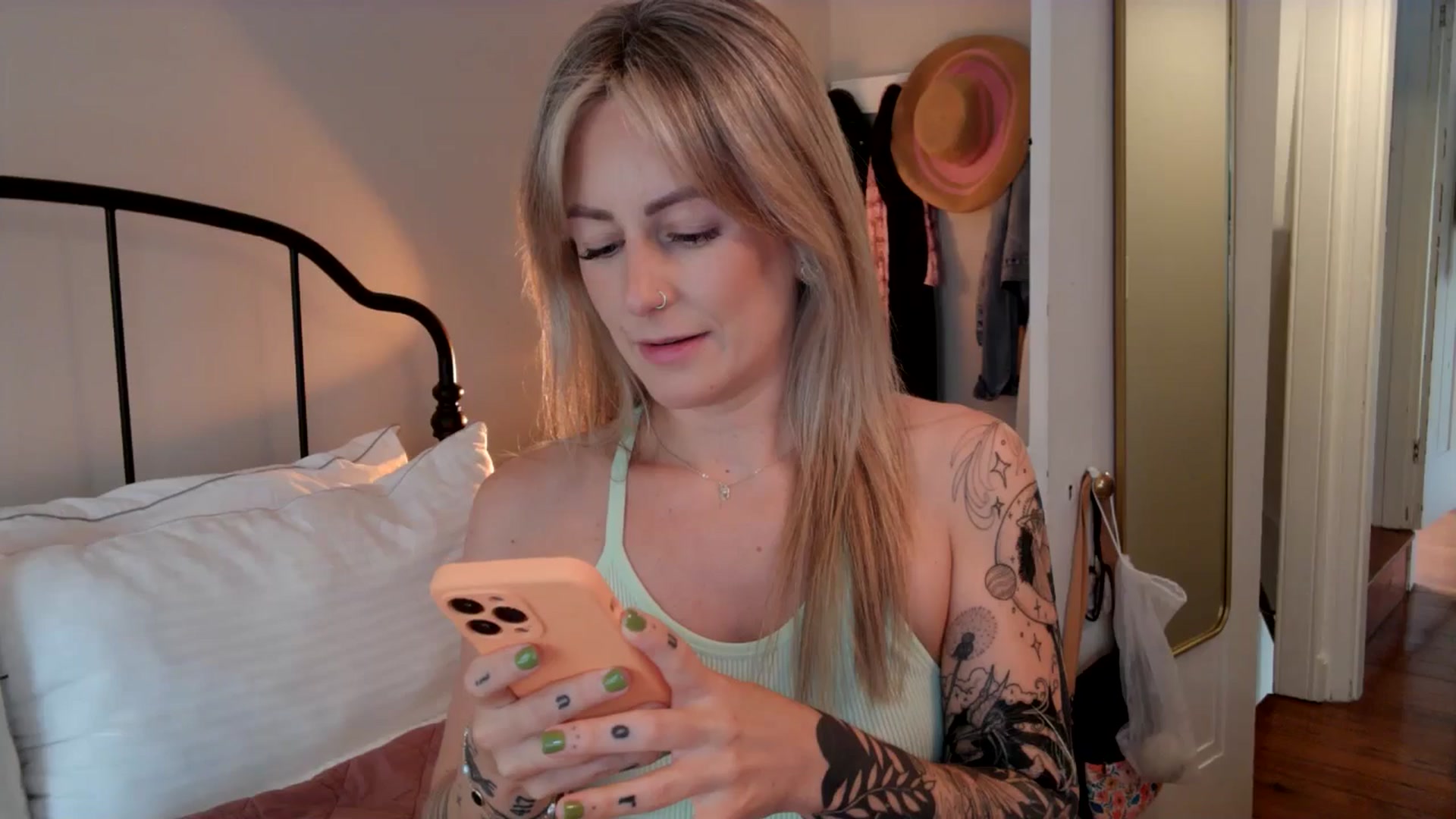 Lena_bee video thumbnail