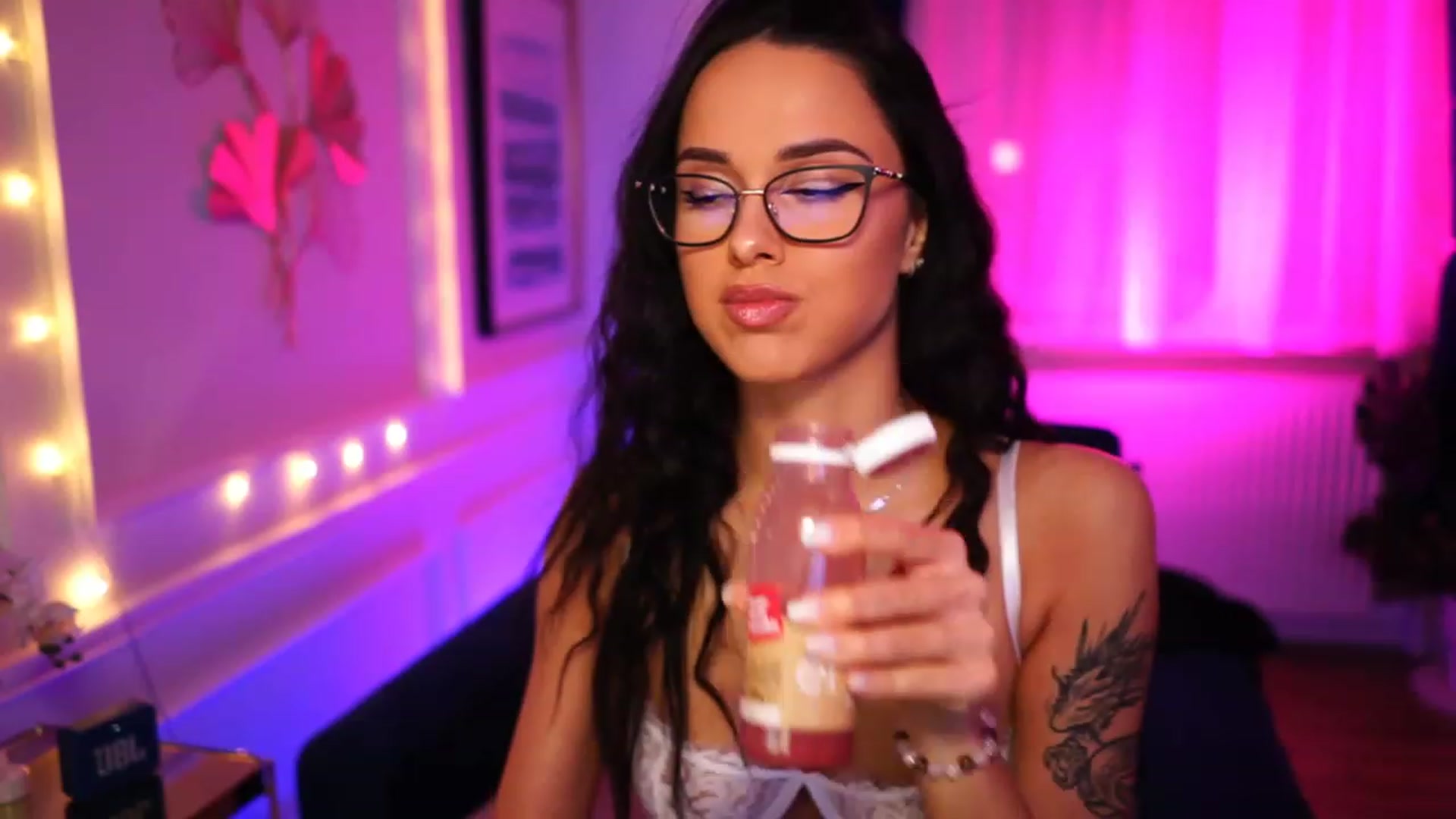 cinnabellee video thumbnail