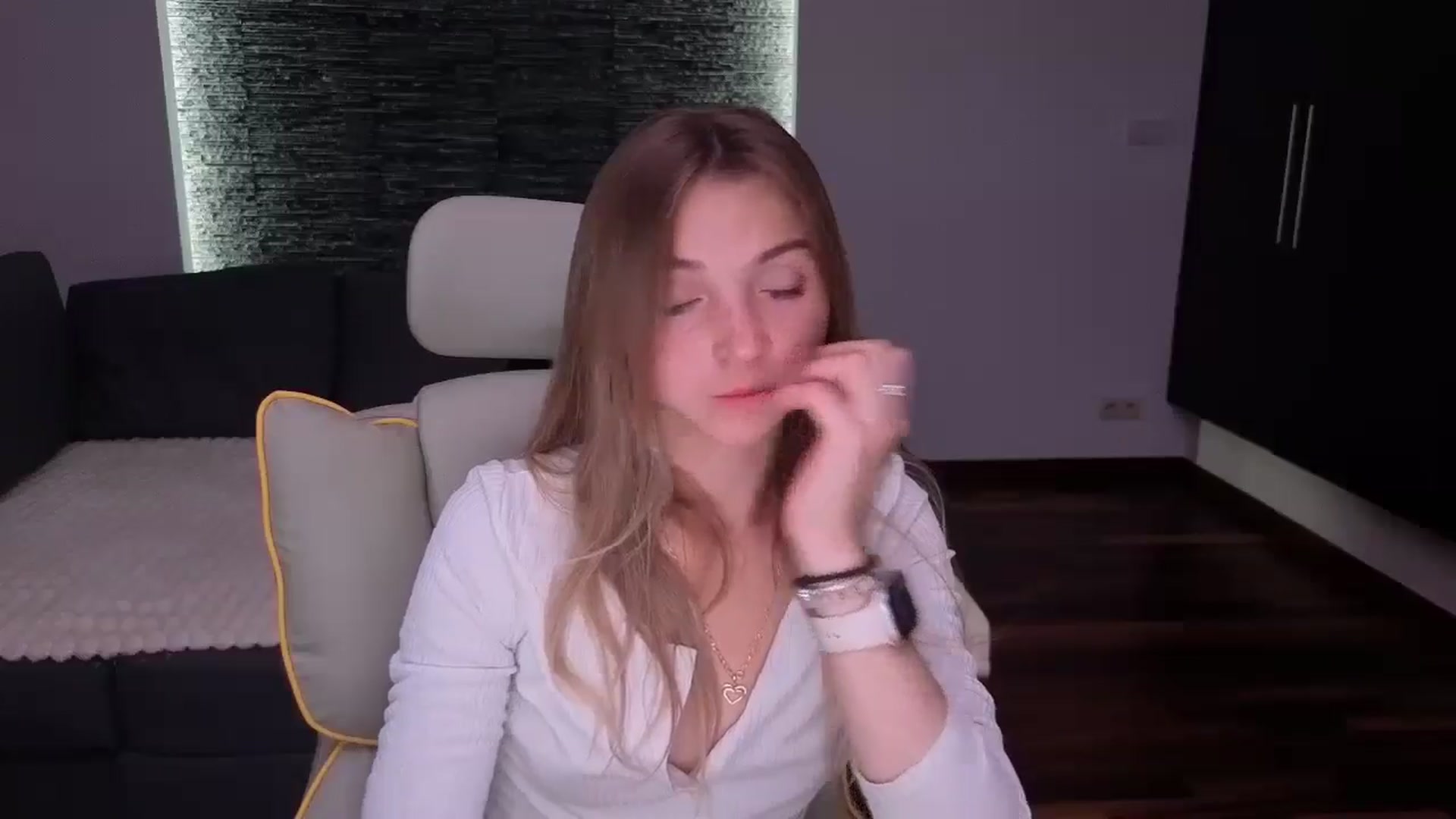 Daisyy video thumbnail
