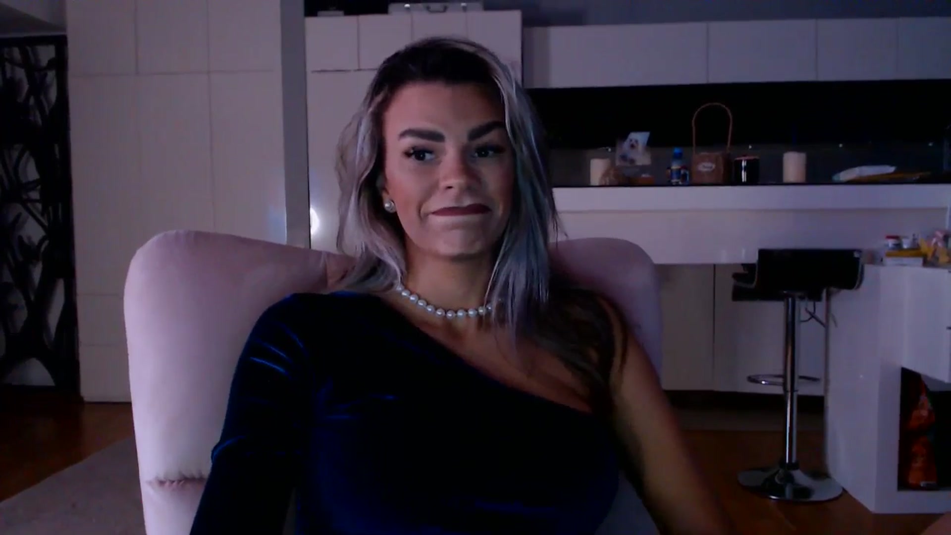 D_y_y video thumbnail