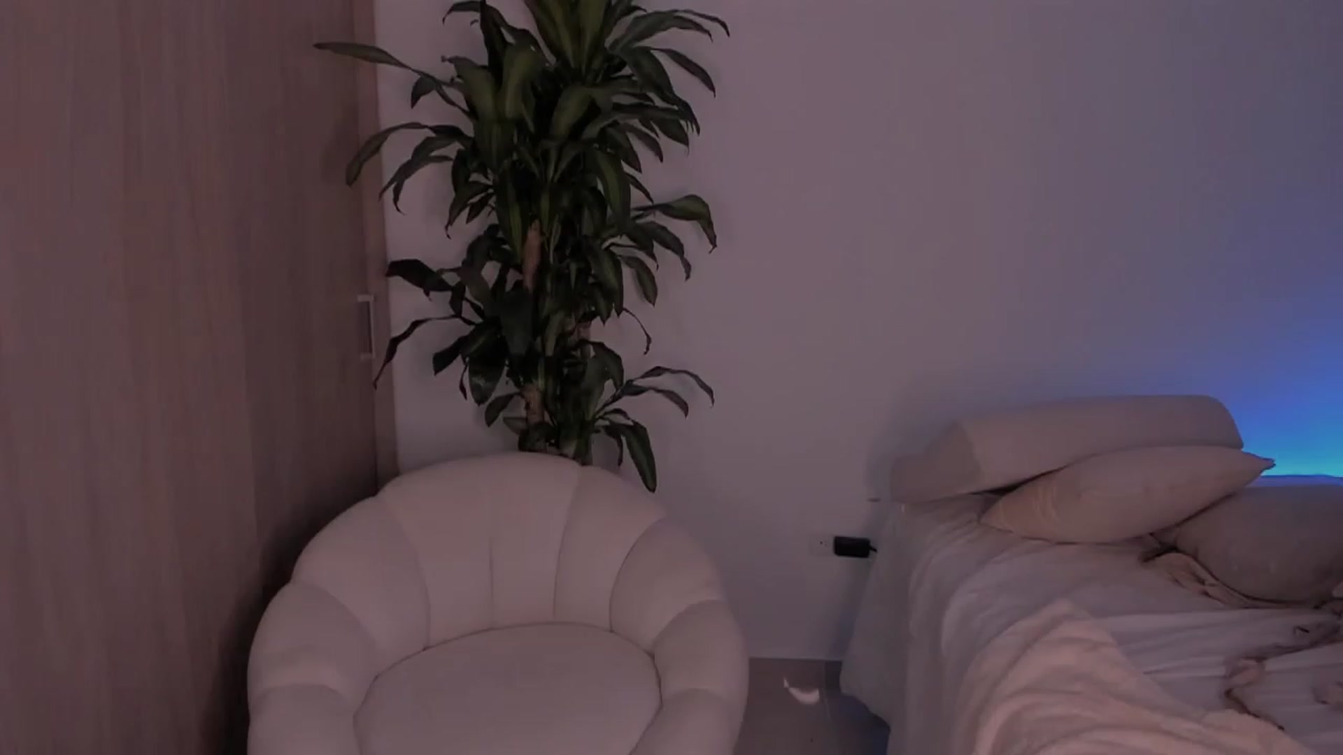 E_v_e_l_y_n_ video thumbnail